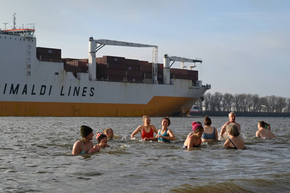 Fischköppe (Norddeutsche) gehen bei Eiseskälte in die Elbe, um Spenden für Menschen ohne Obdach zu sammeln