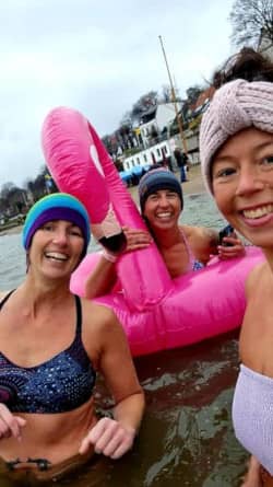 drei Frauen schwimmen in der Elbe bei herbstlichen Temperaturen