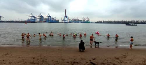 wagemutige Menschen schwimmen für die Obdachlosenhilfe in der eisige Elbe