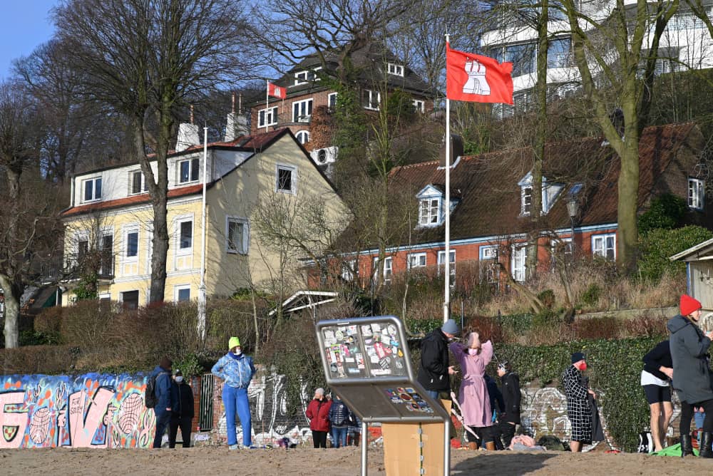 Menschen aus Norddeutschland machen sich bereit für den Sprung ins 4 Grad warme Wasser