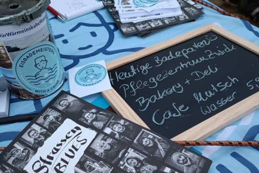 Informationsmaterial und Spendenbox von der Aktion der Eisbademeisters aus Hamburg