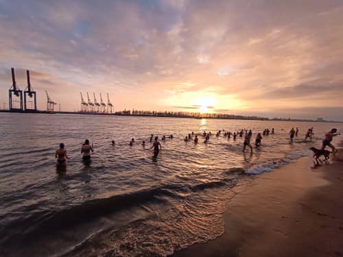 Eisbaden im Sonnenuntergang
