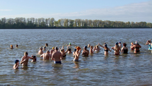 Gruppe von Menschen stehen im kalten Flusswasser
