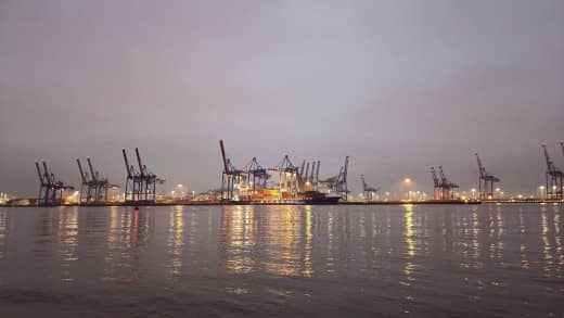 Schiff im Hamburger Hafen
