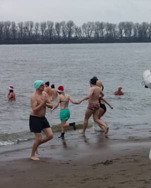 Familie läuft ins 1,9 Grad warme Flusswasser