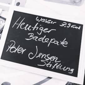 Kreidetafel mit Aufschrift - Badepate Peter Jensen Stiftung