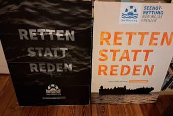zwei verschiedene Plakate von Sea-Watch e.V. mit der Aufschrift Retten statt Reden