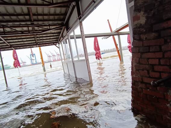 Elbstrand in Hamburg überflutet