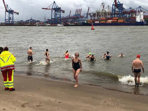 Menschen erstürmen die Elbe, um für Sea-Watch Spenden zu sammeln