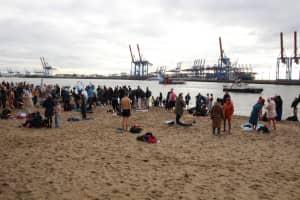 Menschentruppe treffen sich zum Auftakt der 4. Badesaison der Eisbademeisters in Hamburg