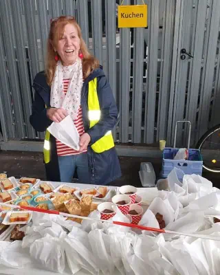 Frau von Engel in den Straßen Verein verteilt Kuchen für Obdachlose