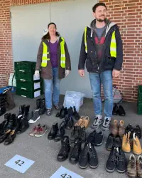 Menschen vom Verein Engel in den Straßen verteilen gebrauchte Schuhe an hilfsbedüftige Menschen, die auf der Straße leben