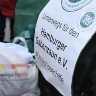 Spendenausgabe für Wohnungslose vom Hamburger Gabenzaun Verein