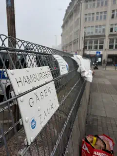 Schild mit Aufschrift Hamburger Gabenzaun am Metallzaun