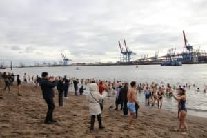 über 200 Leute gehen in Hamburg in die kalte Elbe