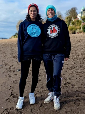 Frauen am Strand mit Hoodies von Eisbademeisters-Hamburg und Eisbaden gegen Rechts