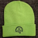 grüne Mütze mit dunklem Eisbademeisters Logo