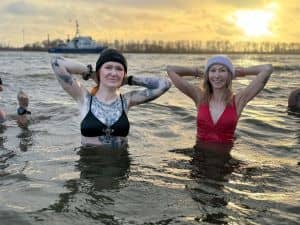 zwei Frauen bis zum Bauch im eiskalten Fluss