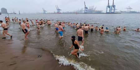 Menschen im eisige Wasser, um Spenden für den Kältebus zu sammeln