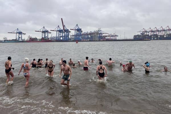 Menschen schwimmen oder baden in der 4,7Grad kalten Elbe.