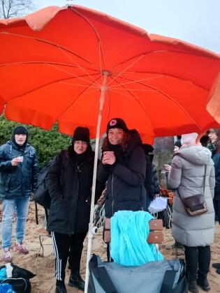 zwei Frauen unterm großen Regenschirm