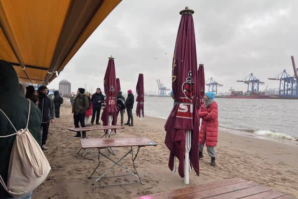 Eisbademeisters treffen sich an der Strandperle in Hamburg.