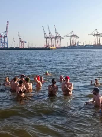 Leute frieren sich den Mors beim icebath in der Elbe ab