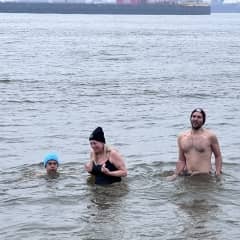 "drei indische Eisbader" - ein Mann steckt bis zum Hals im Wasser und macht Atemübungen, Frau bis zum Bauch im Wasser und lächelt, anderer Mann bis zur Hüfte im Wasser und erstarrt vor Kälte