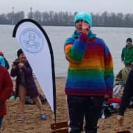 Frau auf Stuhl redet mit Eisbadenden