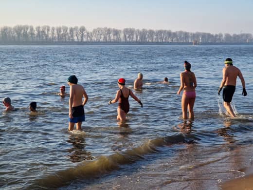 Menschen nehmen ein Bad im Fluss am 4. Advent