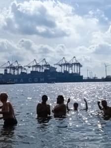 Badegäste tummeln bei frostigen Temperaturen im Wasser