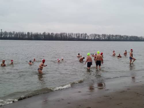 Menschen nehmen Eisbad, um Spenden für deinTopf e.V. zu sammeln