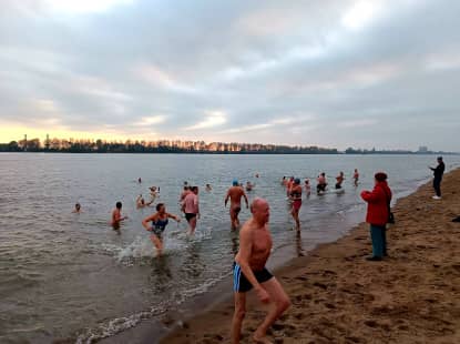 Eisbader in der Elbe