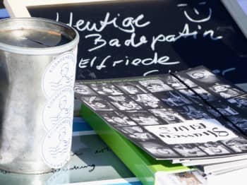 Spendenbox und Kreidetafel mit Aufschrift