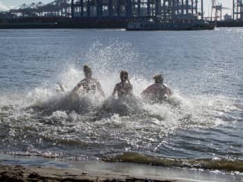 Menschen planschen im kalten Elbwasser