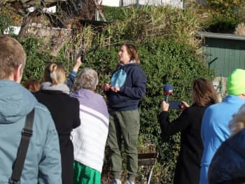 Frau begrüßt mutige Badene