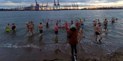 Eisbader sammeln spenden für den Verein DeinTopf