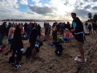 Mann auf Stuhl spricht vor Eisbadenen