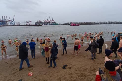 Gruppe von Eisbadern treffen sich um für gemeinnützige Einrichtungen in Hamburg zu spenden