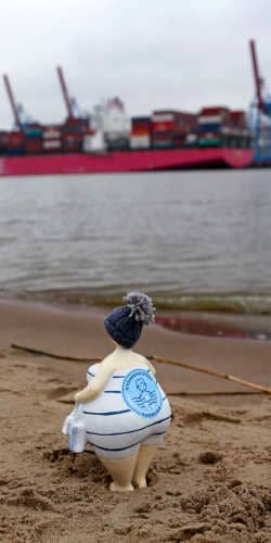 dicke Puppenfrau mit Mütze im Badeanzug