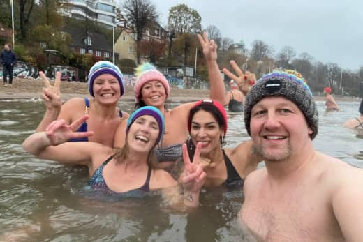 Winterbadene verbringen für wenige Minuten in der Elbe