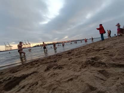 Eisbademeisters frieren in der Elbe, um den Verein Strassenblues zu unterstützen