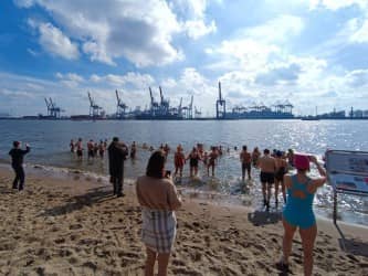 Schwimmer und Badende gehen für den guten Zweck ins Wasser
