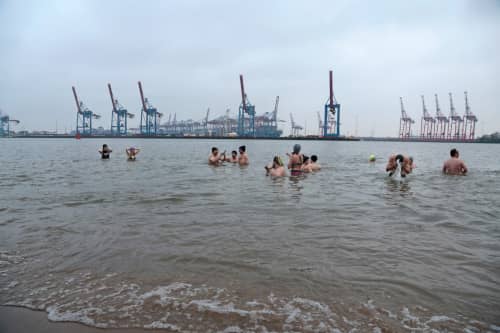 Menschengruppe beim Eisbad im März