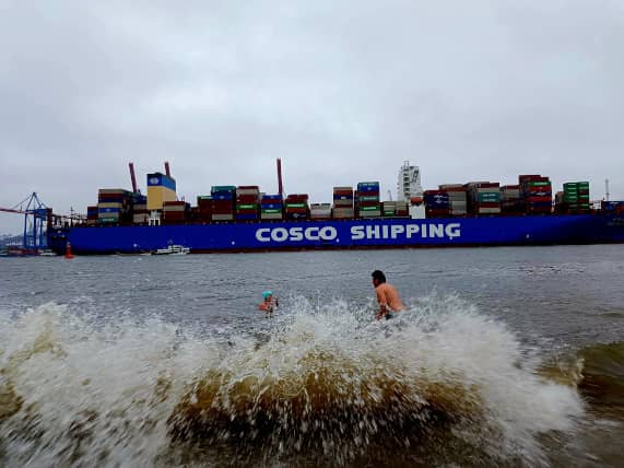 Eisbader schwimmen mit den grossen Pötten