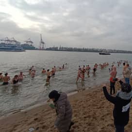 Menschen japsen im Eiswasser für die Obdachlosenhilfe