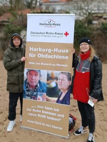 zwei Personen halten ein Plakat