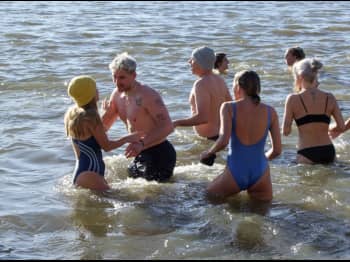 Badegäste im 12 Grad kaltem Wasser