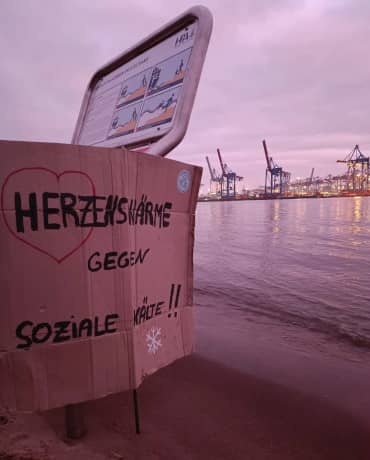 Plakat mit dem Aufzug - Herzenwärme gegen soziale Kälte