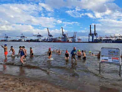Hamburger nehmen ein Kaltbad im Fluss